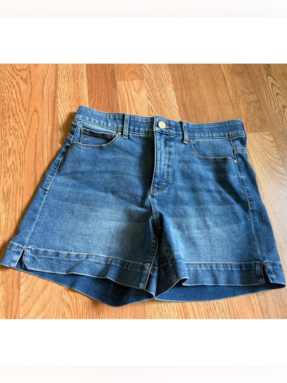 White House Black Market WHBM 5 inch denim high-rise shorts 6